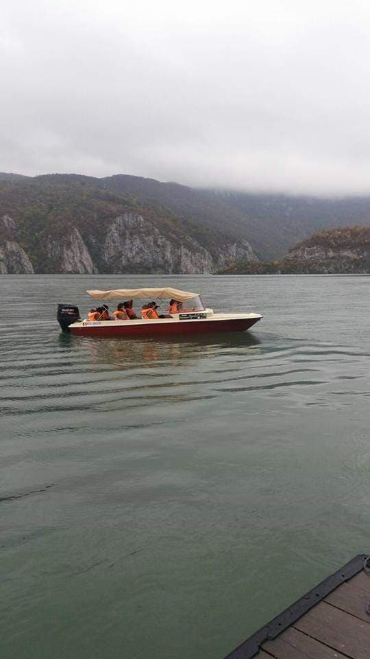 Plimbare cu barca in Cazanele Dunarii