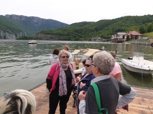 pensionari in vacanta la plimbare cu barca