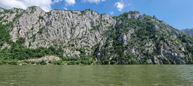 Cazanele Dunării Mehedinți – Ghidul Complet pentru Croaziere și Cazare în Inima Naturii