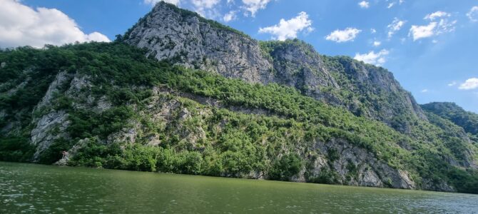 Croaziere Complete în Cazanele Dunării – Experiențe Autentice cu Cazare